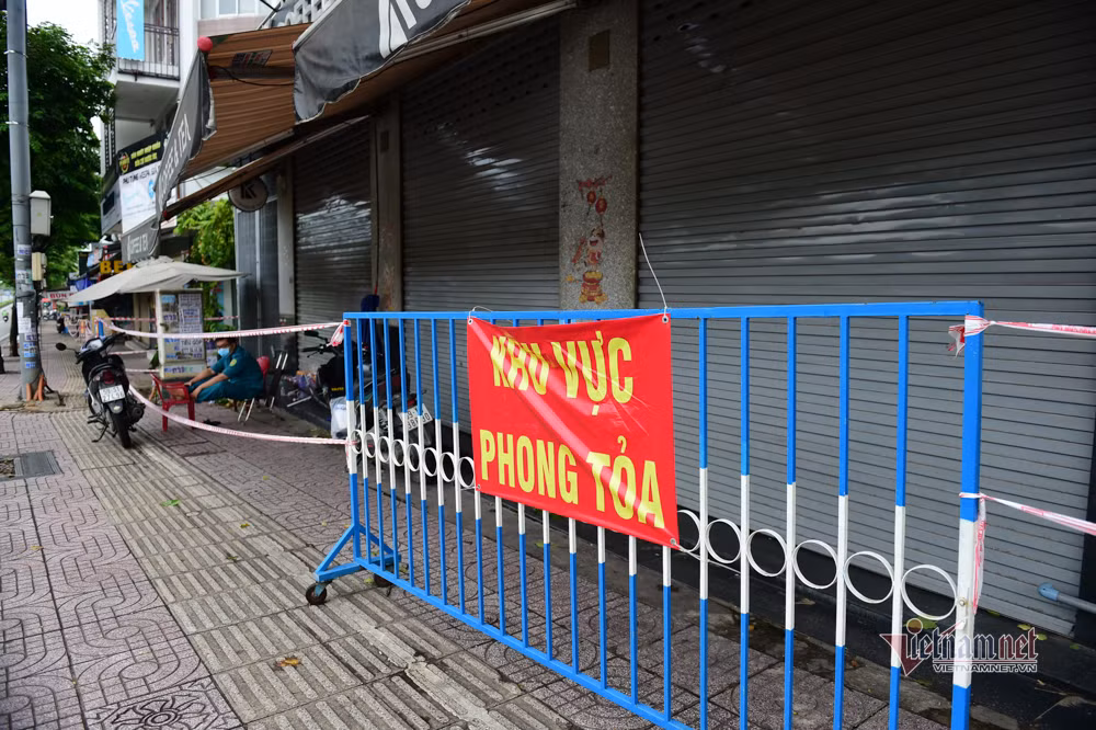 Cuoc song trong khu cach ly Go Vap, co ban hang quang 2 khau trang-Hinh-5