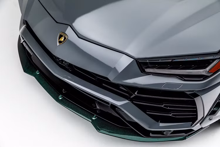 Nội thất của chiếc Urus này cũng sử dụng vật liệu carbon ở nhiều nơi như táp-lô, bảng điều khiển trung tâm, vô-lăng… Trần xe được RFS Motorsports độ theo phong cách “bầu trời sao” của Rolls-Royce với màu sắc xanh lá.