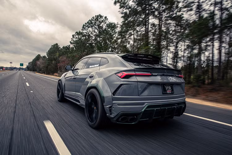 Bản độ Lamborghini Urus này thuộc sở hữu của Harrison Woodruff - tay chơi xe có tiếng tại Los Angeles (Mỹ). Ngoài chiếc Urus, garage của Woodruff còn có Porsche 911 GT3 RS (thế hệ 991), 911 Carrera (thế hệ 997), Acura NSX, Ford F-150…