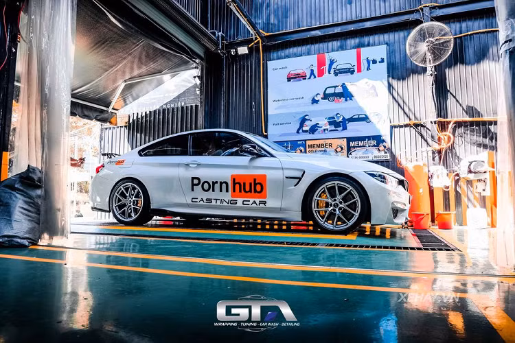 Được biết, chủ nhân của chiếc BMW 428i trong bài không chỉ độ phần vỏ xe mà bên trong khoang cabin, chiếc xe cũng được gắn thêm rất nhiều đồ chơi khác.
