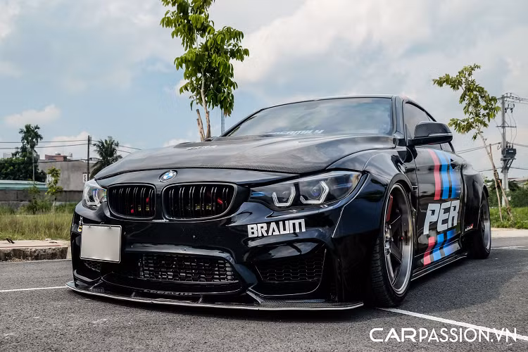 Toàn bộ các chi tiết nói trên đều được ông chủ garage PERfamily tự tay lắp ráp lên chiếc BMW 428i Coupe với tổng chi phí gần 1 tỷ đồng - tiền độ đủ để “đập thùng” một chiếc Honda Civic RS. Nguyên bản xe mang lớp sơn màu trắng khá tinh tế, tuy vậy đã được chủ nhân dán decal đổi sang tông màu đen bóng với 3 dải màu chạy dọc trên thân xe làm điểm nhấn.