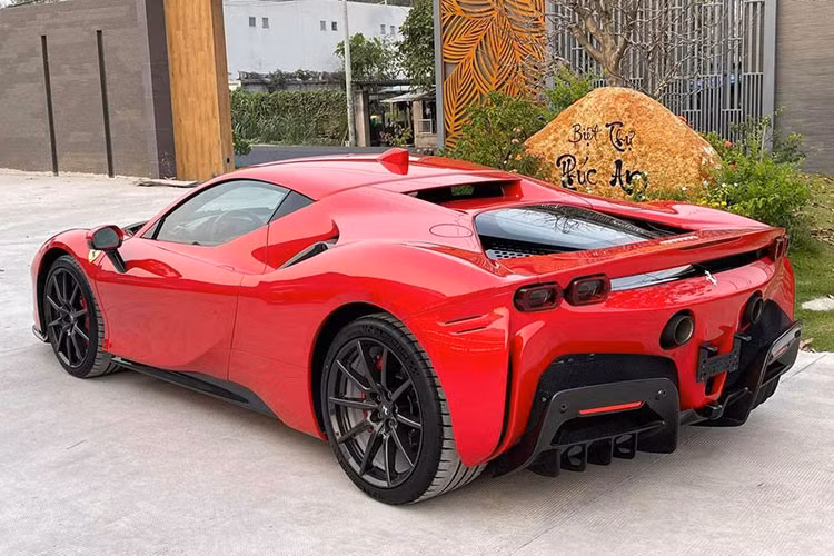 Sức mạnh của động cơ plug-in hybrid đã cho phép siêu phẩm Ferrari SF90 Stradale có thể tăng tốc từ vị trí xuất phát lên 100 km/h trong thời gian 2,5 giây, thêm 4,2 giây để tăng tốc lên 200 km/h trước khi đạt vận tốc tối đa 340 km/h. Ngoài ra, Ferrari SF90 Stradale có thể hoàn thành quãng đường 25 km chỉ bằng mô-tơ điện trên cầu trước.