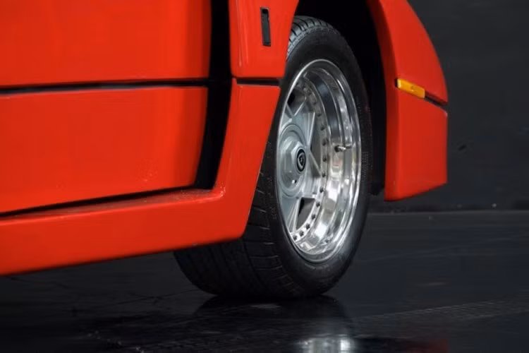 Không có nhiều thông tin chi tiết về chiếc “Ferrari hàng nhái” này, nhưng nó có vẻ là cũng được chế tạo dựa trên một chiếc Pontiac Fierro giống như nhiều bản sao Ferrari F40 khác. Đối với những con mắt “gà mờ”, bản sao này có thể trông giống như một chiếc F40 đích thực.