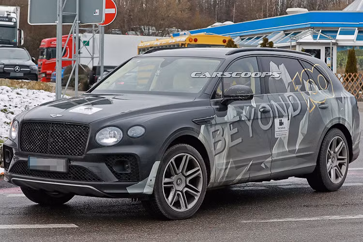 Bentley đã không có một phiên bản trục cơ sở kéo dài nào kể từ khi Mulsanne bị khai tử, nhưng điều đó sẽ sớm thay đổi khi công ty đang hoàn thiện Bentley Bentayga EWB mới. Được bắt gặp trong quá trình thử nghiệm ở châu Âu, nguyên mẫu này không có gì nổi bật vì phần đầu và đuôi xe được chuyển đổi từ Bentayga tiêu chuẩn.