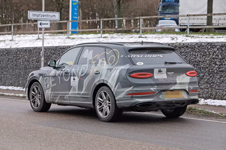 Bentayga EWB có thể sẽ làm điều tương tự và có lẽ nó sẽ được trang bị hai ghế sau riêng biệt có chỗ để chân chỉnh điện. Chúng ta cũng có thể mong đợi một phiên bản cao cấp hơn của bảng điều khiển trung tâm phía sau hiện được tìm thấy trên Bentayga tiêu chuẩn với cấu hình bốn chỗ ngồi.
