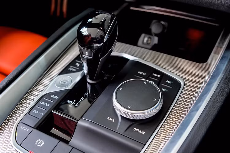 BMW còn trang bị cho Z4 hệ thống vi sai cầu sau M Sport, giúp xe bám đường, vận hành ổn định và linh hoạt hơn, đây được xem là trang bị thể hiện rõ đặc tính thể thao của Z4 và BMW Z4 là một trong những mẫu xe thể thao hiếm hoi tại Việt Nam sở hữu trang bị này. Các công nghệ hỗ trợ trên Z4 gồm kiểm soát hành trình, hệ thống ổn định thân xe điện tử (DSC), đèn tự động, hỗ trợ đỗ xe tích hợp camera lùi, hỗ trợ lùi xe.