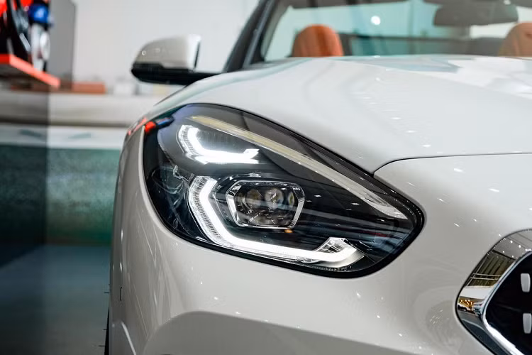 Hệ thống đèn trước của Z4 được chia 2 tầng với mặt phân cách là đèn daylight. Hệ thống đèn LED thích ứng này có thể tự động điều chỉnh giữa pha và cốt để tránh gây chói cho phương tiện đối diện. Tính năng này được thực hiện bởi camera gắn phía trước.