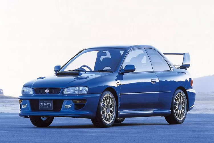Subaru trang bị cho mẫu xe này khối động cơ boxer 2.2 lít, bốn xy-lanh tăng áp, có khả năng tạo ra công suất cực đại 276 mã lực. Ở bản thương mại, xe được trang bị hệ thống treo Bilstein, phanh đĩa lớn, côn kép, mâm xe, vỏ xe lớn cũng như là bộ khóa vi-sai. Với các trang bị này, xe có thể tăng tốc lên 96 km/h trong chỉ 3,9 giây. Chỉ có 424 chiếc STi 22B này được sản xuất và vì thế, giá bán hiện tại của xe cũng ở mức khá cao.