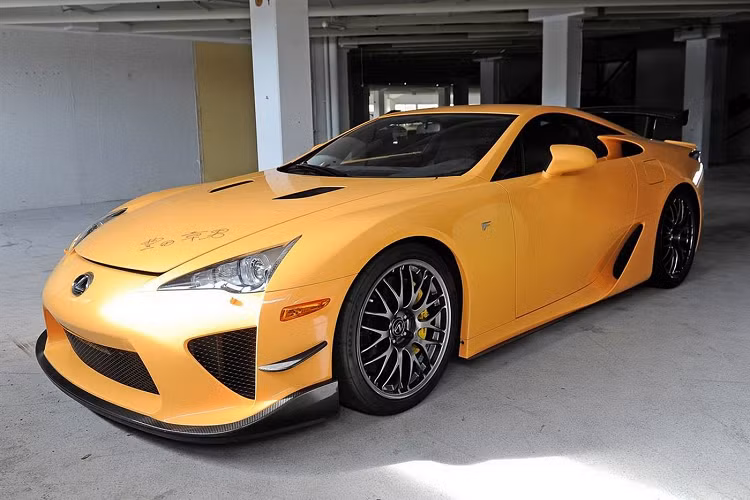  Lexus LFA Vào năm 2011, Lexus đã ra mắt một kiệt tác về siêu xe. Hãng khi đó muốn tạo ra một biểu tượng và đã thực hiện điều đó với khung gầm liền khối polyme được gia cố bằng sợi carbon, động cơ V10 4.8 lít đặt phía trước được phát triển bởi Yamaha. Chiếc siêu xe này có công suất 553 mã lực ở tốc độ máy 8.700 vòng/phút, tạo ra âm thanh hay nhất từ khối động cơ V10 thương mại. Lexus tuyên bố động xe có thể chuyển từ trạng thái cầm chừng sang redline chỉ trong 0,6 giây. Lexus sản xuất LFA trong chỉ trong một năm đời xe.