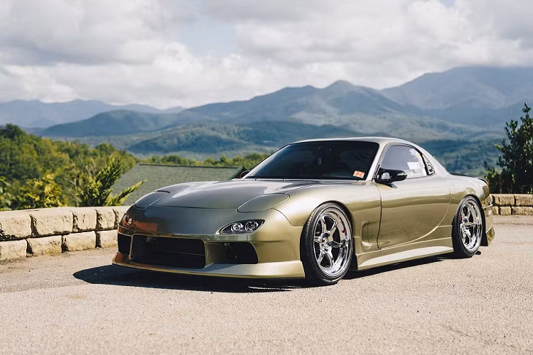  Mazda RX-7 Với RX-7, Mazda đã khiến tên tuổi mình nổi tiếng hơn ở cuối thế kỷ 20 khi sử dụng động cơ xoay Wankel trên những mẫu xe thương mại sản xuất số lượng lớn. Trên chiếc xe thể thao này, khối động cơ dung tích chỉ 1.3 lít đã có thể sản sinh công suất cực đại lên đến 252 mã lực ở biến thể đầu tiên và 276 mã lực ở phiên bản nâng cấp sau đó.