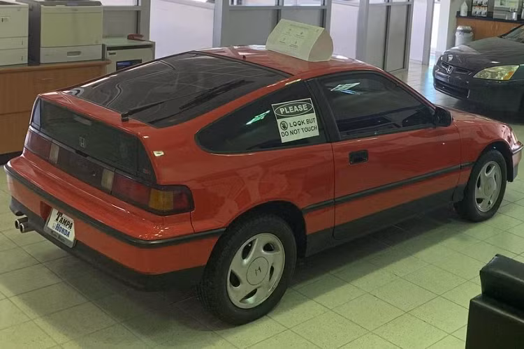 Có vẻ như chiếc Honda CRX Si này được bảo dưỡng rất cẩn thận và kỹ lưỡng nên vẫn dùng động cơ cũng như hộp số nguyên bản mà không cần thay mới.
