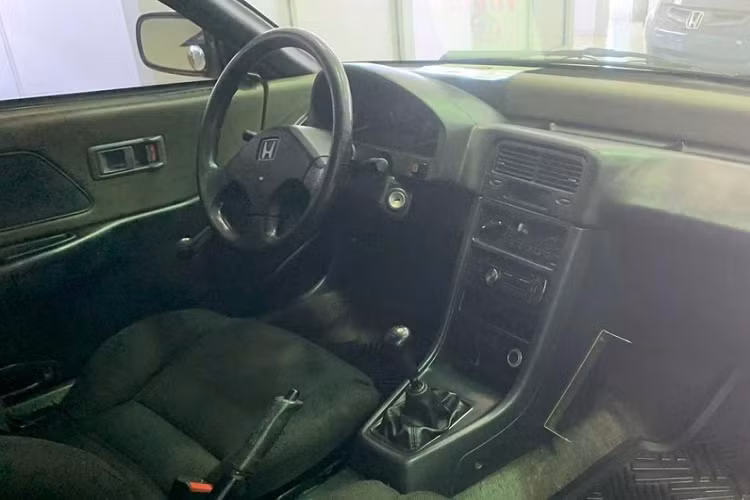 Được biết, chiếc Honda CRX Si này dùng động cơ xăng 4 xi-lanh, dung tích 1.6L, sản sinh công suất tối đa 105 mã lực và mô-men xoắn cực đại 132 Nm. Động cơ kết hợp với hộp số sàn 5 cấp.