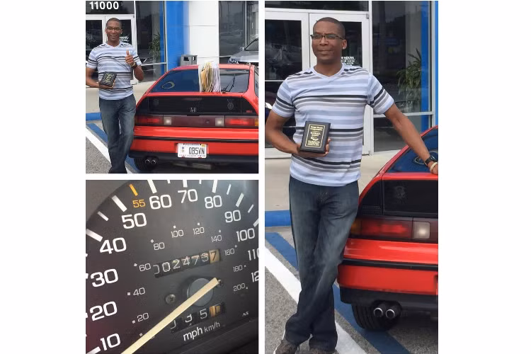 Vào thời điểm năm 2015, khi chụp ảnh chiếc Honda CRX Si và đăng lên mạng xã hội, đại lý cho biết xe đã chạy được 1.002.473 dặm (1.603.956 km). Trước khi được trưng bày, chiếc xe đã chạy thêm 1 dặm (1,6 km) nữa. Do đó, trên kính lái của chiếc Honda CRX Si này mới có nhãn màu xanh ghi số công-tơ-mét 1.002.474 dặm. Con số này gấp 2 lần quãng đường từ trái đất đến mặt trăng và quay trở lại.