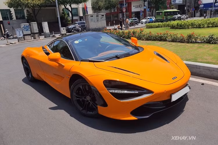 Là chiếc McLaren 720S hàng hiếm trị giá hơn 20 tỷ đồng và sở hữu màu sơn cam McLaren Orange đầu tiên tại Việt Nam, siêu xe Anh Quốc luôn nổi bật giữa đám đông mỗi khi dạo phố cùng chủ nhân.