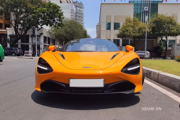 Ở phía sau, McLaren 720S nổi bật với cánh gió to bản có thể điều chỉnh bằng nút bấm, cùng với hệ thống ống xả kép đặt cao thể thao và bộ khuếch tán mạnh mẽ ở ngay bên dưới.