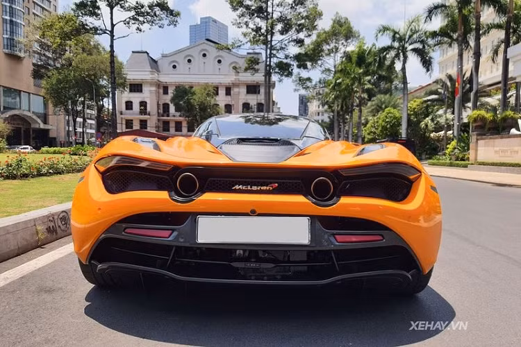 Phần đầu xe dễ dàng thu hút sự chú ý của người đối diện nhờ những đường nét cắt xẻ táo bạo, và cặp đèn pha LED có công nghệ Static Adaptive Headlight - không gây ra hiện tượng chói mắt cho các xe lưu thông ở chiều ngược lại.
