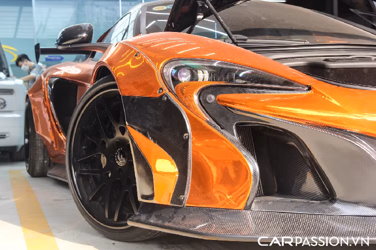 Chiếc 650S Spider này mang trên mình màu sơn nguyên bản là màu cam McLaren Orange, tuy nhiên ngay từ khi được nâng cấp với gói độ thân rộng Liberty Walk, chiếc xe đã được chủ sở hữu lựa chọn dán đổi màu với lớp decal màu chrome bạc ấn tượng, kết hợp với đó chính là một số mảng màu màu vàng gold. Vừa qua, chiếc xe đã được chủ sở hữu lựa chọn trang bị một lớp decal mới màu chrome cam. So với lớp decal đổi màu đầu tiên, màu cam chrome phần nào phù hợp hơn với chiếc siêu xe Anh Quốc bởi lẽ, những chiếc 650S thường được trang bị màu sơn cam với các sắc độ khác nhau.