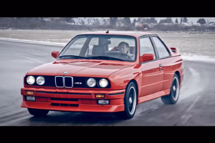 Về hình thức, BMW M3 Cecotto đời 1989 được cung cấp với chỉ 3 màu sắc ngoại thất: đỏ Misano, bạc Nogaro, và xanh lam Macao. Nó đi kèm với một mảnh kim loại số seri bên trong để nhắc nhở bạn về sự quý hiếm của chiếc xe. Ngoài những thay đổi tinh tế này, nó không khác nhiều so với M3 thông thường, đồng nghĩa là nó có khả năng xử lý cực tốt và tạo ra tiếng gầm vui tai từ động cơ 4 xi-lanh.
