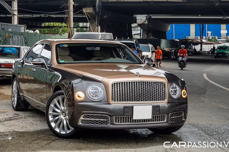 Hiện mức giá của Mulsanne EWB tại Việt Nam lên đến hàng chục tỷ đồng tuỳ theo phiên bản và các trang bị đi kèm. Tuy nhiên với sự can thiệp từ bàn tay của Mulliner theo yêu cầu của vị chủ nhân chắc chắn sẽ khiến cho giá bán của xe tăng lên đáng kể.