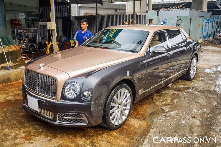 Cabin xe được chủ nhân lựa chọn kiểu phối 2 tông màu xám-be trang nhã, kết hợp cùng chỉ khâu màu trắng. Với một chiếc xe đầu bảng như Mulsanne, không quá khó hiểu khi Bentley luôn chọn lọc các vật liệu chế tạo đắt giá nhất. Điều này được thể hiện một cách rõ nét qua việc sử dụng những tấm gỗ ốp tự nhiên thượng hạng và da bọc nội thất cao cấp. Ở hàng ghế "ông chủ", Bentley chia tách thành hai ghế thương gia riêng biệt được ngăn cách bởi một chiếc bệ đặc biệt tích hợp tủ lạnh, bàn làm việc,...