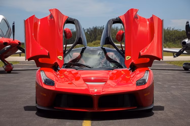 Mới đây, cộng đồng mạng đã khui ra được 1 siêu phẩm hypercar được một đại gia kín tiếng tại TP HCM chia sẻ lên mạng xã hội rằng sắp về dải đất hình chữ S. Cái tên chúng tôi muốn thông tin đến độc giả chính là mẫu xe hypercar hybrid Ferrari LaFerrari siêu hiếm.