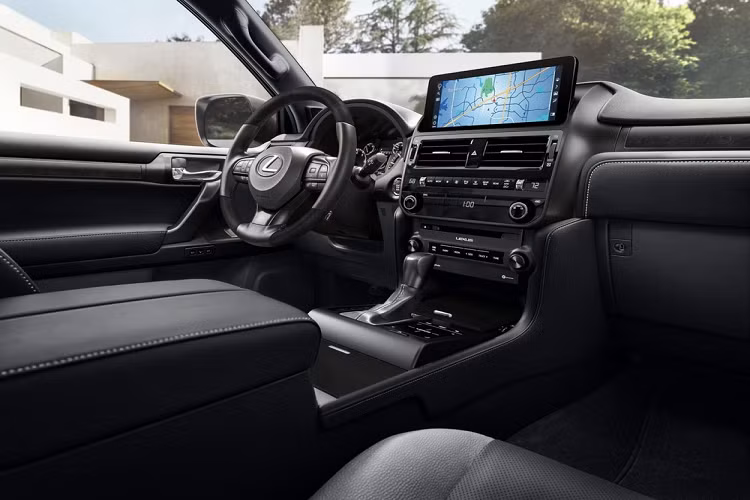 Bước sang phiên bản 2022, mẫu xe SUV Lexus GX 460 được bổ sung những trang bị tiêu chuẩn mới như hệ thống hỗ trợ đỗ xe, hệ thống định vị và gương gập chỉnh điện. Bên trong mẫu SUV hạng sang này xuất hiện những trang bị mới như màn hình thông tin giải trí dạng cảm ứng 10,3 inch, hỗ trợ kết nối với điện thoại thông minh qua Apple CarPlay và Android Auto. Màn hình mới này mang đến cảm giác hiện đại và công nghệ cao hơn cho nội thất của Lexus GX 460 2022.
