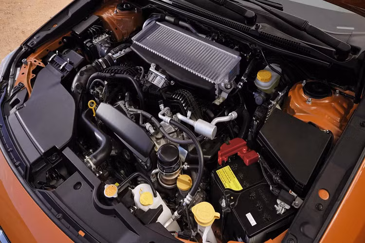 Cụ thể, Subaru WRX 2022 mới sở hữu động cơ Boxer 4cyl (H4) dung tích 2.4L tăng áp đơn (cổng nạp kép). Bộ tăng áp sử dụng hệ thống điều áp với van điều khiển dòng khí thải (wastegate) và van by-pass điều khiển điện tử giúp cải thiện khả năng phản hồi và tăng tốc.