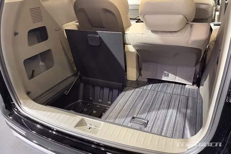 Nguồn cung cấp sức mạnh cho Kia Carnival Hi Limousine 2022 bản 4 chỗ là động cơ xăng 6 xi-lanh, dung tích 3.5L, tạo ra công suất tối đa 294 mã lực và mô-men xoắn cực đại 355 Nm. Động cơ này đồng hành với hộp số tự động 8 cấp.