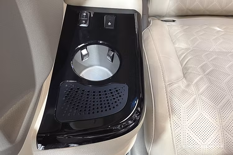 Trong đó, gói Premium Pack bao gồm bệ bước chân bên sườn, đèn chờ dẫn đường ở cửa trượt dành riêng cho Kia Carnival Hi Limousine, hộc đựng cốc làm mát/hâm nóng đồ uống ở cả 2 hàng ghế, ốp bậc cửa phát sáng và sạc điện thoại thông minh không dây.