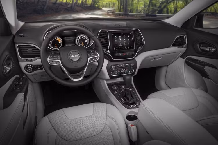 Thuộc phân khúc SUV cỡ C, Jeep Cherokee thế hệ mới có kích thước tương đương với Honda CR-V và Mazda CX-5, với chiều dài 4.623 mm và chiều rộng 1.859 mm, chiều dài cơ sở của xe là 2.700 mm.