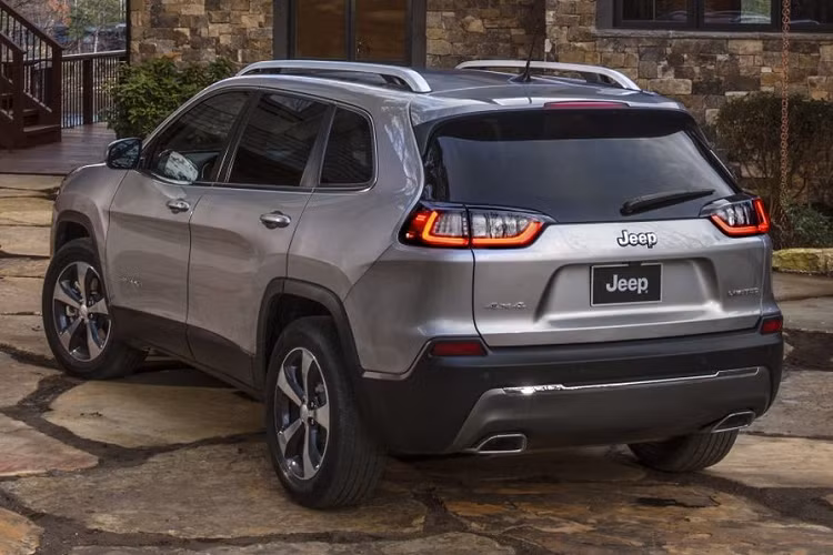 Về truyền động, Jeep Cherokee mới có một số tùy chọn động cơ gồm xăng tăng áp 2.0L cho 270 mã lực / mô-men xoắn 400 Nm, đi kèm hộp số tự động 9 cấp có công nghệ tự ngắt động cơ; máy xăng V6 2.2L 271 mã lực hoặc máy xăng I4 2.4L 180 mã lực. Đi kèm là hệ dẫn động cầu trước hoặc 2 cầu.