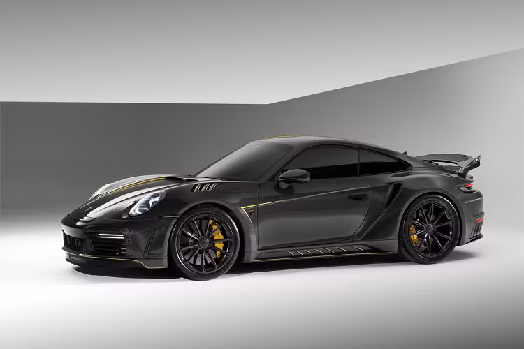 Điểm đặc biệt nhất của bộ Bodykit này chính là diện mạo mới hoàn toàn mà gói độ đem lại cho siêu xe Porsche 911 992. Tất cả diện mạo ngoại thất của xe đã được thay đổi hoàn toàn với những đường nét thiết kế phá cách, táo bạo với những chi tiết cực kỳ hầm hố. Đặc biệt hơn, tất cả các chi tiết ngoại thất từ các tấm thân xe cho tới các phần bodykit, cánh gió đều được hoàn thiện với bề mặt carbon trần phủ bóng đầy dữ dằn.