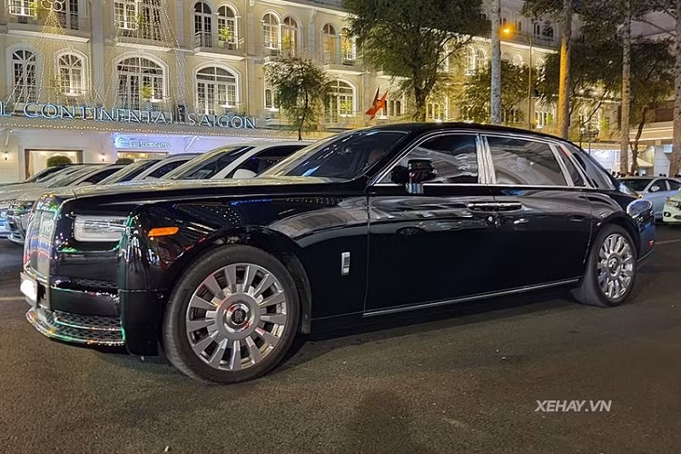 Chiếc Rolls-Royce Phantom VIII mới trong bài thuộc thế hệ thứ 8, xe sở hữu nước sơn ngoại thất màu tối lịch lãm với phần nắp ca-pô màu bạc tương phản. Thiết kế của Phantom VIII được đánh giá là một bước ngoặt lớn đối với dòng sedan chủ đạo của thương hiệu Anh Quốc.