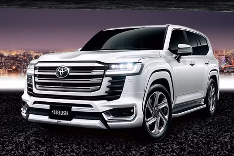Modellista vừa giới thiệu bộ phụ kiện Aero Parts cho Toyota Land Cruiser 2022 mới, bao gồm cản trước mới với phần dưới lớn hơn, các vòm bánh xe cơ bắp hơn và được sơn tương phản nên trông nổi bật hơn hẳn.