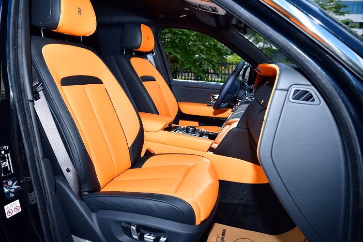 Hàng ghế phía sau của chiếc xe SUV siêu sang Rolls-Royce Cullinan này thuộc bản cấu hình Individual Seat nên chỉ có hai ghế ngồi thương gia, được ngăn cách với nhau bằng bệ tỳ tay, tủ lạnh mini và hộc đựng ly rất quý tộc. Thể tích khoang chứa hành lý là 560 lít hoặc 1.930 lít nếu gập hàng ghế sau xuống.