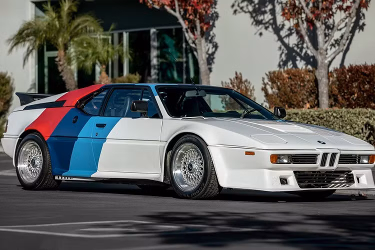 Mẫu coupe 2 cửa này từng nằm trong bộ sưu tập AE Performance của Paul Walker và Roger Rodas. Điểm đặc biệt của chiếc BMW M1 sắp được rao bán nằm ở việc đây là một trong 10 chiếc từng được nâng cấp bởi đại lý BMW AHG tại Đức.