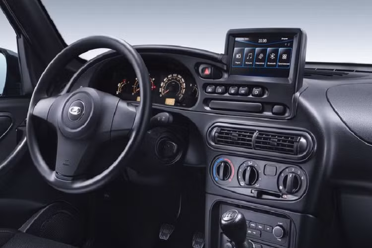 Đáng tiếc, về an toàn, Luxe Offroad chỉ có các túi khí và phanh ABS, chứ không được trang bị bất kỳ hệ thống an toàn chủ động hiện đại nào. Thiết kế nội thất xe cũng khá lỗi thời, từ thiết kế vô lăng cho đến bảng điều khiển trung tâm, chất liệu...