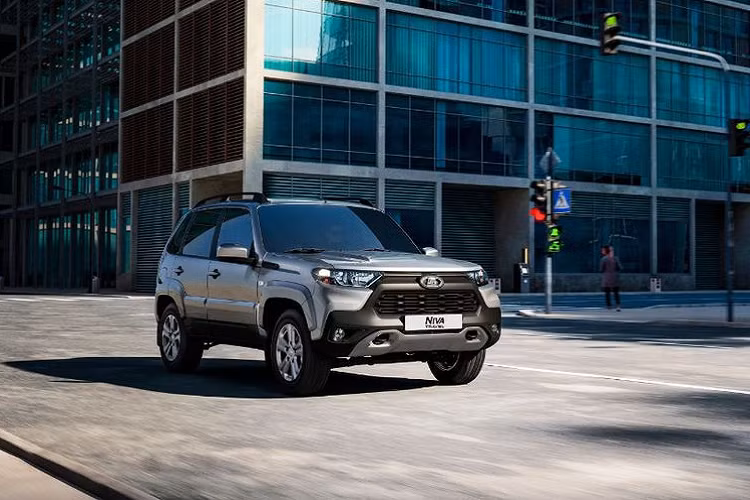 Tại Nga, Lada Niva Travel 2021 mới có giá bán khởi điểm chỉ từ 11.270 USD (khoảng 257 triệu VNĐ) đối với cấu hình cơ sở, tuy nhiên, với mức giá này chiếc SUV sẽ không có nhiều trang bị và tiện nghi để phục vụ khách hàng một cách tốt nhất.