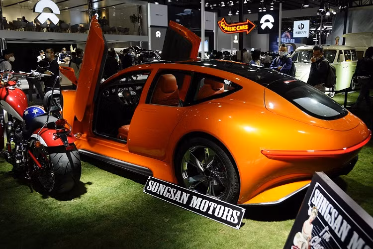 Thiết kế phần đuôi Songsan Motors SS GT 2022 mới gợi nhớ đến Mercedes-AMG Vision Gran Turismo, trong khi bộ cửa cắt kéo lại khiến chúng ta liên tưởng tới Lamborghini.