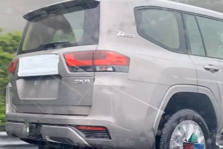 Bên cạnh đó, thiết kế đèn chiếu sáng của Toyota Land Cruiser thế hệ mới dường như đã được vát mỏng hơn so với trước và thiết kế khu vực đuôi xe tạo khối vuông rõ rệt, mang tới cái nhìn mới lạ hơn hẳn. 