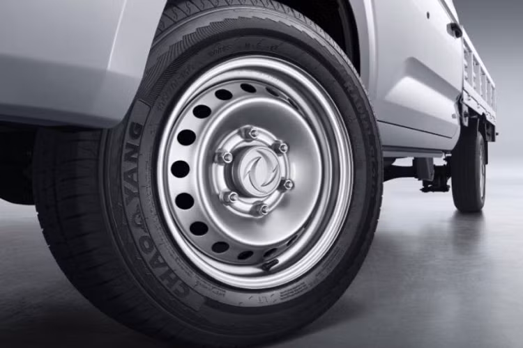 Hộp số luôn là loại số sàn 5 cấp, kết hợp hệ dẫn động cầu sau. Kích thước thùng xe của C71 là dài 3.200 mm, rộng 1.680 mm, cao 370 mm, còn C72 là dài 2.530 mm, rộng 1.680 mm, cao 370mm.