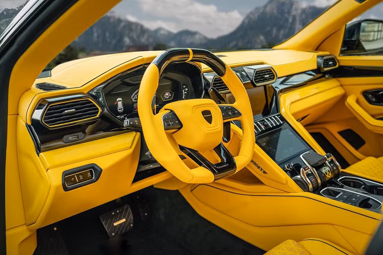 Nội thất của chiếc SUV đã được thay đổi theo ý thích của chủ nhân. Hầu như mọi bề mặt nội thất hiện được hoàn thiện bằng da màu vàng sáng, bao gồm ghế ngồi, tấm cửa, bảng điều khiển, vô lăng, bảng điều khiển trung tâm.