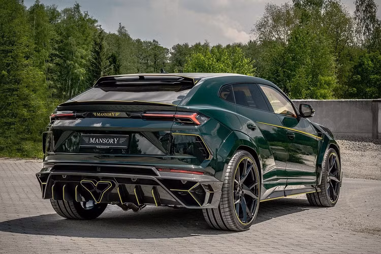Điểm nhấn cho ngoại thất của chiếc Lamborghini Urus độ Venatus này là bộ áo màu xanh lá đậm giúp làm nổi bật một số đường nét cơ thể hung hãn của chiếc SUV. Trong vài năm trở lại đây, xanh lá trở thành tone màu được ưa chuộng trên các mẫu siêu xe, xe sang.