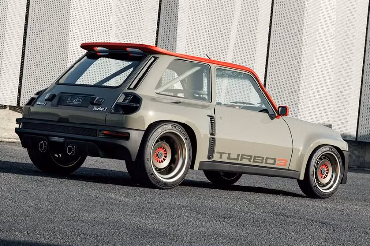 Legende Automobiles đã trang bị cho Turbo 3 hệ thống điều hòa hai vùng tự động, ghế siêu mỏng với tính năng hỗ trợ ngang hông, và dây đai an toàn dành kiểu xe đua.