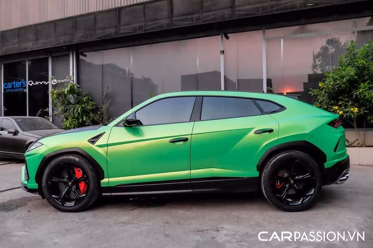 Lamborghini còn bổ sung thêm 3 chế độ lái off-road cho khách hàng bao gồm NEVE giúp lái xe an toàn và thư thái ngay trên những đoạn đường trơn trượt, TERRA là chế độ được thiết kế dành cho những chủ nhân muốn trải nghiệm Urus trên cung đường off-road gồ ghề và cuối cùng là SABBIA – chế độ tối ưu khi chạy trên đường cát. Chế độ EGO cho phép người lái điều chỉnh các chức năng vận hành như vô-lăng, độ nhạy chân ga, hệ thống treo và ma sát của xe phù hợp với phong cách lái và nhu cầu cá nhân...