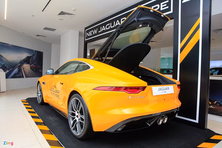 Tại Việt Nam, Jaguar F-Type 2021 được phân phối với hai biến thể mui cứng và mui trần.