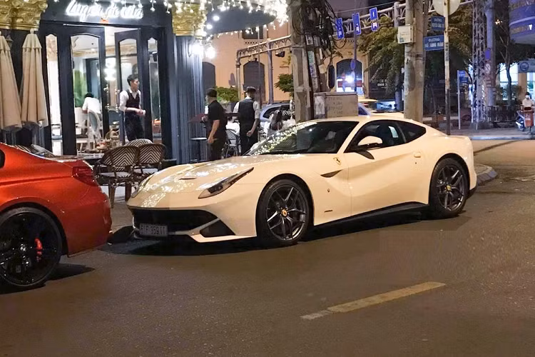 Siêu xe Ferrari F12 Berlinetta mới được Phan Thành bán lại và ngay lập tức được cho đi tái xuất trên đường phố Sài thành được trang bị động cơ V12, dung tích 6,3 lít, sản sinh công suất tối đa 730 mã lực và mô-men xoắn cực đại 690 Nm.