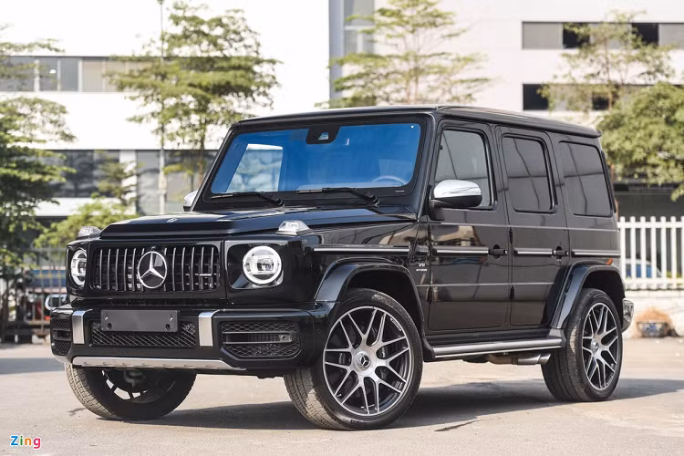 Stronger Than Time là phiên bản đặc biệt kỷ niệm 40 năm ra đời của dòng SUV G-Class, dành cho các model Mercedes G 400, G 500 và G 63. Chiếc xe trong bài viết là Mercedes-AMG G 63 đời mới - biến thể hiệu suất cao và cũng là bản G-Class được phân phối chính hãng tại Việt Nam. 