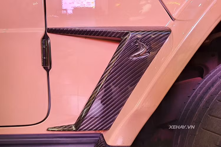 Về trang bị mâm xe, chiếc G63 độ TopCar trong bài sử dụng bộ mâm đa chấu sơn đen mờ có kích thước tới 23 inch từ thương hiệu Vossen. Kèm theo đó còn là hệ thống phanh đĩa hiệu năng cao cùng cùm phanh AMG sơn đỏ nổi bật.