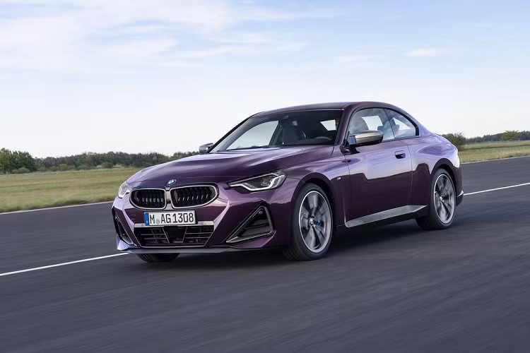 Đuôi xe BMW 2-Series Coupe cũng có phong cách mới với đèn hậu LED họa tiết 3D, cánh gió liền nắp capô, cản sau được tinh chỉnh mang lại vẻ sắc sảo, kèm theo đó là ống xả dạng kép và bộ khuếch tán gió tối màu. Phiên bản M240i còn được cung cấp gói trang bị thể thao Shadowline với hệ thống ống xả đặc biệt và cánh gió nhỏ.